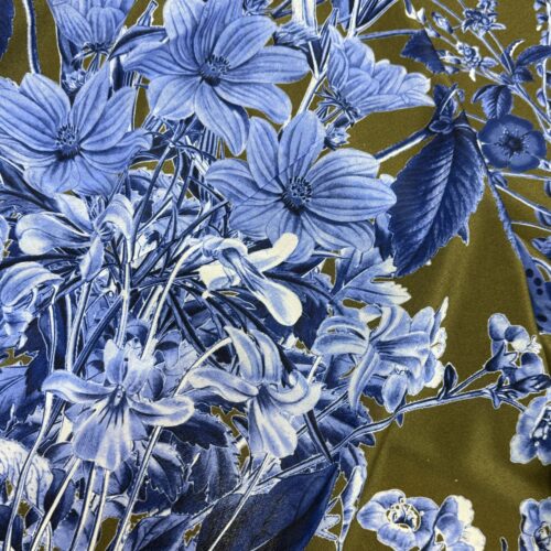 Креповый шелк Ярко-синие цветы на болотном фоне